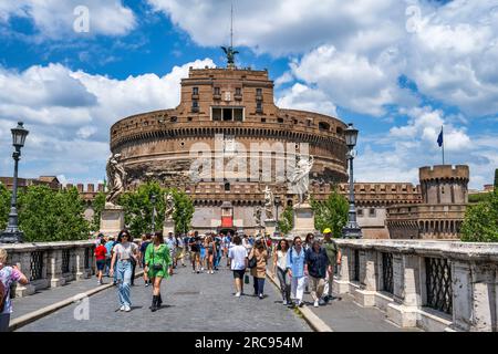 Touristen auf der Ponte Sant' Angelo, die zum Castel Sant' Angelo in Rom, Latium, Italien führt Stockfoto