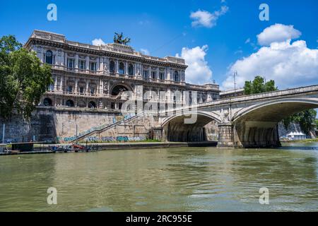 Ponte Umberto I und Gerichtshof (Corte di Cassazione) am Tiber in Rom, Region Latium, Italien Stockfoto