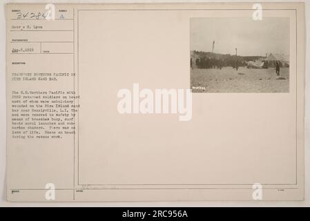 Transport des Nordpazifiks auf der Fire Island Sandbank im Ersten Weltkrieg. Auf dem Schiff waren 2582 zurückgekehrte Soldaten, meist ambulante Verwundete. Die Männer wurden sicher mit einer Hosenboje, Surfbooten, Marinestollen und U-Boot-Jägern entfernt. Es gab keine Toten. Am Strand gesehen, während der Rettungsarbeiten. Stockfoto