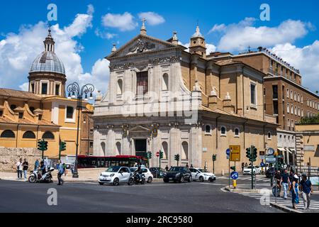 Chiesa di San Girolamo dei Si I auf der Via Tomacelli, mit Chiesa San Rocco All' Augusteo auf der linken Seite in Rom, Region Latium, Italien Stockfoto