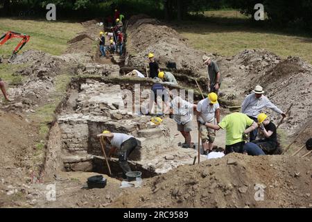 13. Juli 2023, Sachsen-Anhalt, Wernigerode: Freiwillige unterstützen die archäologischen Untersuchungen im ehemaligen Kloster Himmenpforte in Wernigerode. Das Augustinerkloster Himmelpforte - auch Himmelpforten genannt - wurde vor 1253 von der niederen Adelsfamilie Hartesrode gegründet. 1516 besuchte Martin Luther (1483-1546) das Kloster. Nachdem das Kloster während der Reformation verlassen wurde, fielen die Gebäude auseinander und wurden später fast vollständig abgerissen. Besonders beeindruckend sind die Fundamente, die immer noch mehr als einen Meter hoch sind, einer großen spätgotischen Struktur mit massivem aber Stockfoto