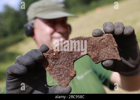 13. Juli 2023, Sachsen-Anhalt, Wernigerode: Eine Axt aus der Zeit des Bauernkriegs ist einer der zahlreichen Funde, die Freiwillige bei archäologischen Untersuchungen im ehemaligen Kloster Himmenpforte in Wernigerode entdeckt haben. Das Augustinerkloster Himmelpforte - auch Himmelpforten genannt - wurde vor 1253 von der niederen Adelsfamilie Hartesrode gegründet. 1516 besuchte Martin Luther (1483-1546) das Kloster. Nachdem das Kloster während der Reformation verlassen wurde, fielen die Gebäude auseinander und wurden später fast vollständig abgerissen. Besonders beeindruckend sind die Fundamente, Stockfoto