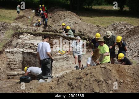 13. Juli 2023, Sachsen-Anhalt, Wernigerode: Freiwillige unterstützen die archäologischen Untersuchungen im ehemaligen Kloster Himmenpforte in Wernigerode. Das Augustinerkloster Himmelpforte - auch Himmelpforten genannt - wurde vor 1253 von der niederen Adelsfamilie Hartesrode gegründet. 1516 besuchte Martin Luther (1483-1546) das Kloster. Nachdem das Kloster während der Reformation verlassen wurde, fielen die Gebäude auseinander und wurden später fast vollständig abgerissen. Besonders beeindruckend sind die Fundamente, die immer noch mehr als einen Meter hoch sind, einer großen spätgotischen Struktur mit massivem aber Stockfoto