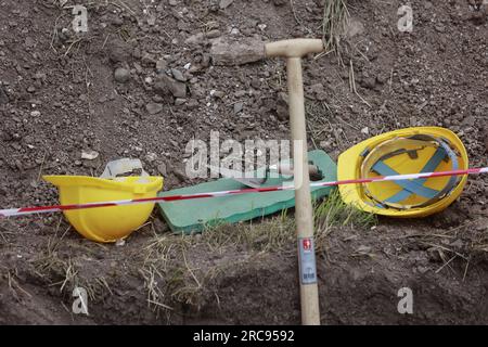 13. Juli 2023, Sachsen-Anhalt, Wernigerode: Helme und PIK liegen am Ort der archäologischen Untersuchungen im ehemaligen Kloster Himmenpforte in Wernigerode. Das Augustinerkloster Himmelpforte - auch Himmelpforten genannt - wurde vor 1253 von der niederen Adelsfamilie Hartesrode gegründet. 1516 besuchte Martin Luther (1483-1546) das Kloster. Nachdem das Kloster während der Reformation verlassen wurde, fielen die Gebäude auseinander und wurden später fast vollständig abgerissen. Besonders beeindruckend sind die Fundamente, die immer noch mehr als einen Meter hoch sind, einer großen spätgotischen Struktur w Stockfoto