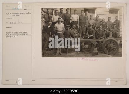 Studenten in der Automechanik-Klasse an der S.A.T.C. Die Oswego Normal School in New York, im Ersten Weltkrieg. Dieses Foto mit der Bezeichnung Subjekt 58928 wurde von der S.A.T.C. aufgenommen Oswego Normal School Fotograf am 27. April 1919. Die Abbildung zeigt die Klasse, die in ihren Lektionen involviert war. Stockfoto