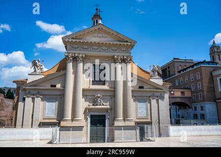 Blick auf die Palladio-beeinflusste Fassade (1834) von Chiesa San Rocco All' Augusteo im Largo San Rocco in Rom, Region Latium, Italien Stockfoto