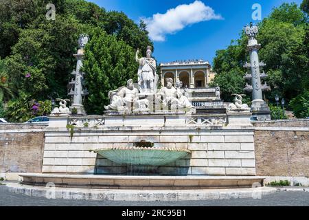 Brunnen der Göttin von Rom (Fontana della Dea di Roma) auf der Piazza del Popolo, mit Terrazza del Pincio im Hintergrund - Rom, Region Latium, Italien Stockfoto