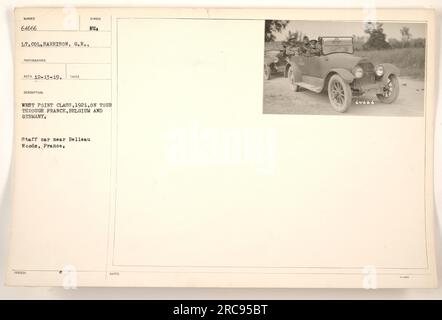 West Point-Klasse von 1921 auf Tour durch Frankreich, Belgien und Deutschland. Lieutenant Colonel Harrison, G.R., ist auf diesem Foto in der Nähe von Belleau Woods, Frankreich, Nr. 64666, zu sehen. Dieser Personalwagen wurde während ihrer Reisen benutzt. Das Foto wurde am 12-13-19 aufgenommen und wird vom Symbol BU West Point Class, 1921, beschrieben. Stockfoto