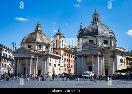 Basilika Santa Maria in Montesanto (links) und Chiesa Santa Maria dei Miracoli (rechts) auf der Piazza del Popolo in Rom, Region Latium, Italien Stockfoto