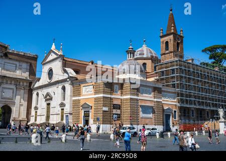 Basilika Parrocchiale Santa Maria del Popolo, mit Leonardo da Vinci Museum auf der rechten Seite, auf der Nordseite der Piazza del Popolo in Rom, Region Latium, Italien Stockfoto