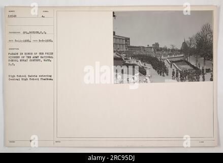 Highschool-Kadetten betreten das Central High School Stadium in Washington, D.C. für eine Parade zu Ehren der Preisträger des Army National School Essay Contest. Dieses Ereignis fand am 5. Mai 1920 statt, und das Foto wurde von Corporal Boyden, S.C. aufgenommen Das Foto trägt die Symbolnummer 68548 und wurde am 11. Mai 1920 empfangen. Offiziell vom US-Militär herausgegeben. Stockfoto