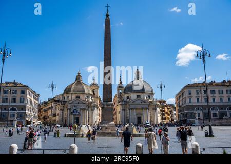 Blick auf den Löwenbrunnen und den ägyptischen Obelisken mit Blick nach Süden zu den Zwillingskirchen auf der Piazza del Popolo in Rom, Region Latium, Italien Stockfoto