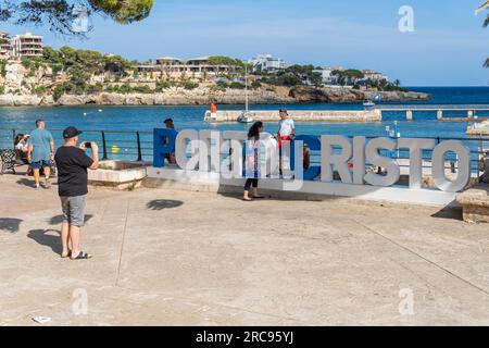 Porto Cristo, Spanien; juli 01 2023: Allgemeiner Blick auf die Promenade der Touristenstadt Porto Cristo im Sommer. Insel Mallorca, Spanien Stockfoto