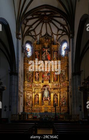 Hauptaltar der Kirche San Miguel Arcángel, Vitoria-Gasteiz, Spanien. Das barocke Altarbild ist eines der schönsten Werke von Gregorio Fernández und Stockfoto