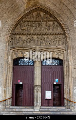 Hauptportal der Kirche San Miguel Arcángel, Vitoria-Gasteiz, Spanien. Stockfoto