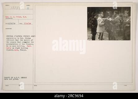 Sgt. J. Price, Mitglied des Signalkorps, ist am 14. Juli 1918 in Lyon, Frankreich, zu sehen. Direktor Sunder Price erklärt Colonel Steban die Bedeutung der Blumen, die er in der Hand hält. Captain Lowry, der auch Blumen in der Hand hat, ist auf der rechten Seite zu sehen. Dieses Foto wurde mit Genehmigung des A.E.F. Zensors veröffentlicht. Stockfoto