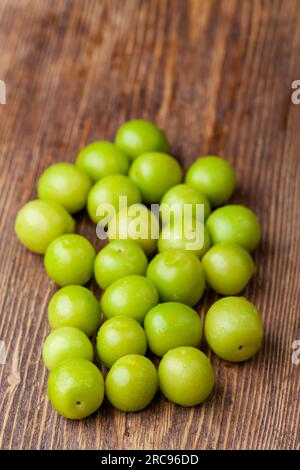 Kirschpflaumen auf Holz Stockfoto