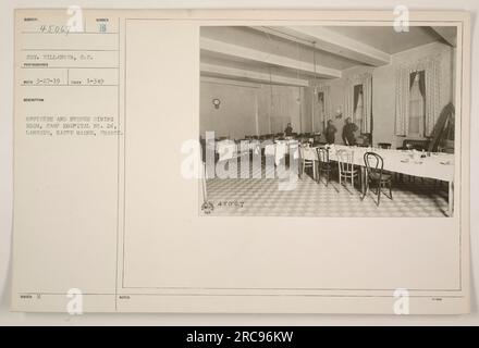 'Offiziere und Krankenschwestern im Speisesaal des Camp Hospital Nr. 24 in Langres, Haute Marne, Frankreich. Dieses Foto wurde am 1-349 von Sergeant Villano vom Signalkorps aufgenommen. Schussnummer ist 45067. Beschreibung: Eine Gruppe von Beamten und Krankenschwestern, die im Speisesaal sitzen. M Notes: Issued 8 with reco 3-27-19.“ Stockfoto