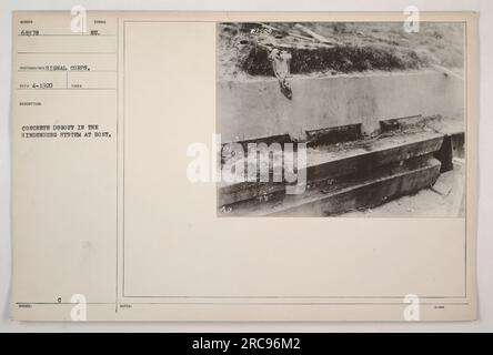 Betonstaub im Hindenburg-System gefunden. Das Foto wurde vom Signalkorps aufgenommen und im April 1920 mit der Bezeichnung "Betondugout im Hindenburg-System in Bony" herausgegeben. Das Bild trägt das Symbol „KU“ und erhielt die Nummer 68378. Zusätzliche Hinweise mit der Referenz „F2989“. Stockfoto