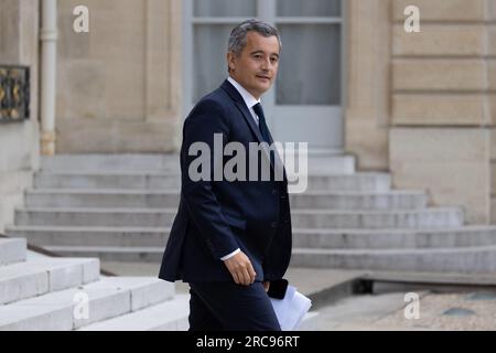 Paris, Frankreich. 13. Juli 2023. Der französische Innenminister Gerald Darmanin reist am 13. Juli 2023 nach der wöchentlichen Kabinettssitzung im Präsidentenpalast Elysee in Paris ab. Foto: Raphael Lafargue/ABACAPRESS.COM Kredit: Abaca Press/Alamy Live News Stockfoto