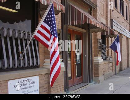 Granger TX: 7. Juni 2023 - historisches Bankgebäude in der Innenstadt von Granger Texas Stockfoto