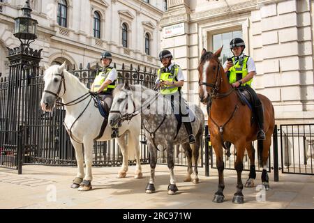 London, vereinigtes königreich, 13. Juli 2023. Polizei auf dem Pferderücken vor Nr. 10 Downing Street Credit: Richard Lincoln/Alamy Live News Stockfoto