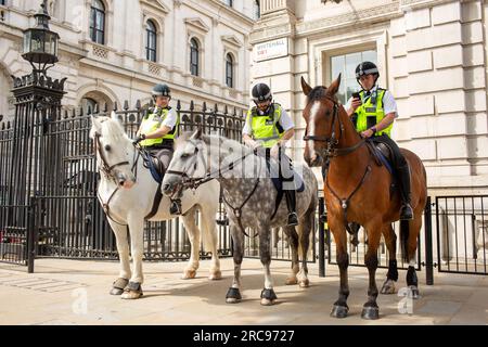 London, vereinigtes königreich, 13. Juli 2023. Polizei auf dem Pferderücken vor Nr. 10 Downing Street Credit: Richard Lincoln/Alamy Live News Stockfoto