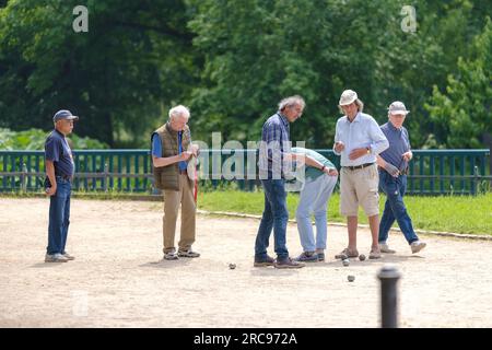 Bonn, Deutschland - 22. Mai 2023 : Betrachtung einer Gruppe von Menschen, die Pétanque spielen, auch bekannt als Boules in Bonn Deutschland Stockfoto