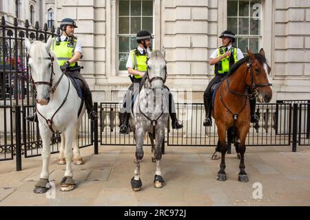 London, vereinigtes königreich, 13. Juli 2023. Polizei auf dem Pferderücken vor Nr. 10 Downing Street Credit: Richard Lincoln/Alamy Live News Stockfoto