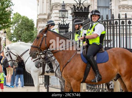 London, Großbritannien. 13. Juli 2023. Polizei auf dem Pferderücken vor Nr. 10 Downing Street Credit: Richard Lincoln/Alamy Live News Stockfoto