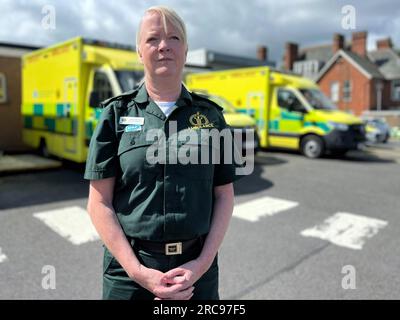 Rosie Byrne, Betriebsleiterin des Ambulanzdienstes für Nordirland (NIAS) außerhalb des Hauptsitzes in Belfast. Elf Ambulanzmitarbeiter wurden am Vorabend und in den frühen Stunden des Zwölften Juli während eines "beispiellosen" Zeitraums von sechs Stunden angegriffen. Der Northern Ireland Ambulance Service (NIAS) erklärte, dass die Angriffe an vier verschiedenen Orten stattfanden, als Crews auf Anrufe reagierten, um Patienten medizinische Behandlung zu bieten, die Hilfe benötigten. Ausgabedatum: Donnerstag, 13. Juli 2023. Stockfoto