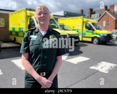 Rosie Byrne, Betriebsleiterin des Ambulanzdienstes für Nordirland (NIAS) außerhalb des Hauptsitzes in Belfast. Elf Ambulanzmitarbeiter wurden am Vorabend und in den frühen Stunden des Zwölften Juli während eines "beispiellosen" Zeitraums von sechs Stunden angegriffen. Der Northern Ireland Ambulance Service (NIAS) erklärte, dass die Angriffe an vier verschiedenen Orten stattfanden, als Crews auf Anrufe reagierten, um Patienten medizinische Behandlung zu bieten, die Hilfe benötigten. Ausgabedatum: Donnerstag, 13. Juli 2023. Stockfoto