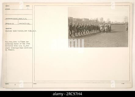 Major General John J. O'Ryan, der Helden der 27. Division mit D.S.C. auszeichnet (Distinguished Service Cross) während einer Willkommensparade in New York City. Die Zeremonie fand am 27. März 1919 statt, um ihre ausgezeichneten Dienste in Frankreich zu ehren. Das Bild ist Teil der Dalegre 100 Kollektion. Stockfoto