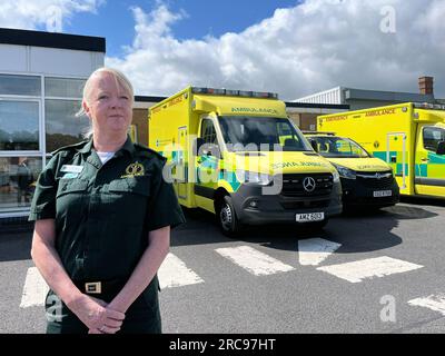 Rosie Byrne, Betriebsleiterin des Ambulanzdienstes für Nordirland (NIAS) außerhalb des Hauptsitzes in Belfast. Elf Ambulanzmitarbeiter wurden am Vorabend und in den frühen Stunden des Zwölften Juli während eines "beispiellosen" Zeitraums von sechs Stunden angegriffen. Der Northern Ireland Ambulance Service (NIAS) erklärte, dass die Angriffe an vier verschiedenen Orten stattfanden, als Crews auf Anrufe reagierten, um Patienten medizinische Behandlung zu bieten, die Hilfe benötigten. Ausgabedatum: Donnerstag, 13. Juli 2023. Stockfoto