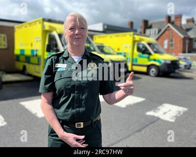 Rosie Byrne, Betriebsleiterin des Ambulanzdienstes für Nordirland (NIAS) außerhalb des Hauptsitzes in Belfast. Elf Ambulanzmitarbeiter wurden am Vorabend und in den frühen Stunden des Zwölften Juli während eines "beispiellosen" Zeitraums von sechs Stunden angegriffen. Der Northern Ireland Ambulance Service (NIAS) erklärte, dass die Angriffe an vier verschiedenen Orten stattfanden, als Crews auf Anrufe reagierten, um Patienten medizinische Behandlung zu bieten, die Hilfe benötigten. Ausgabedatum: Donnerstag, 13. Juli 2023. Stockfoto