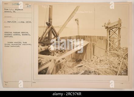 Ausgrabungen und Formulare an der Einlassstation des Bush River in Edgewood, Maryland. Dieses Foto wurde am 13. August 1918 im Rahmen des Chemical Warfare Service im Edgewood Arsenal während des 1. Weltkriegs aufgenommen Die Abbildung zeigt den Fortschritt beim Bau der Einlassstation. Stockfoto