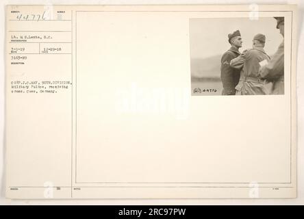 Soldat der 90. Division, Militärpolizei, erhält ein Kreuz der Anerkennung in Cues, Deutschland. Foto aufgenommen von LT. M. S. Lenta am 1. März 1919. Bildreferenz Nummer 447761 der Fotografien der amerikanischen Militäraktionen während des 1. Weltkriegs." Stockfoto