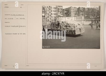 Cannoneer steht bei der Siegesparade in New York zu seiner Waffe. Foto aufgenommen am 3. Mai 1919, von LT. Geo H. Lyon, S.C. Dieses Bild ist unter der Nummer 47852 in der Sammlung „Fotos von amerikanischen Militäraktivitäten während des Ersten Weltkriegs“ aufgeführt. Stockfoto