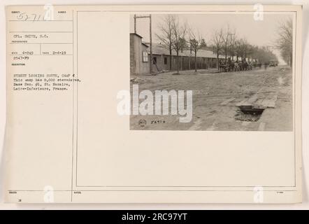 Dieses Foto zeigt eine südlich gelegene Straße in Camp 4, in der sich 8.000 Staudore befanden. Das Lager befindet sich in der Basis. Nr. 1 in St. Nazaire, Loire-Inferieure, Frankreich. Das Foto wurde am 4. Februar 1919 von CPL aufgenommen. Smith, S.C. Das Bild hat die Nummer 2547-P9 und wird dem Fotografen Sumber Beco zugeschrieben. Stockfoto