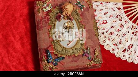 Antikes Buch Mit Bunten Edelsteinen. Märchenbuch Stockfoto