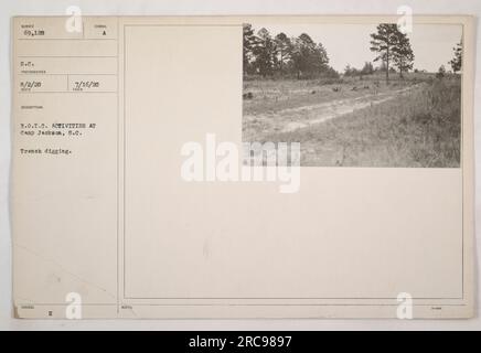 Soldaten, die an R.O.T.C. Aktivitäten in Camp Jackson, South Carolina, teilnehmen, graben Gräben. Das Foto wurde am 2. August 1920 von einem Fotografen aus South Carolina aufgenommen. Die Beschriftung enthält die zugewiesene Nummer 69.128 und das ausgestellte Symbol A H am 16. Juli 1920. Weitere Hinweise beziehen sich auf 3--0000. Stockfoto