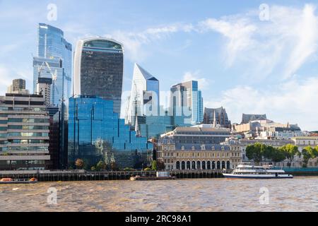 LONDON, Vereinigtes Königreich - 6. JULI 2023: Buildings in the City of London, Financial/Business District. Stockfoto
