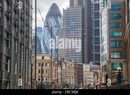 LONDON, Vereinigtes Königreich - 2. APRIL 2023: Gebäude und Büros entlang Bishopsgate im Geschäftsviertel der City of London. Stockfoto