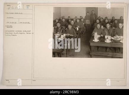 Soldaten sitzen im Speisesaal der Einheit im Camp Hospital Nr. 96 in Maine et Loire, Frankreich. Das Foto wurde am 11. Januar 1919 von Private Clyde Eddy, einem Fotografen des Signalkorps, aufgenommen. Dieses Bild ist als Subjekt 46112 gekennzeichnet. Stockfoto