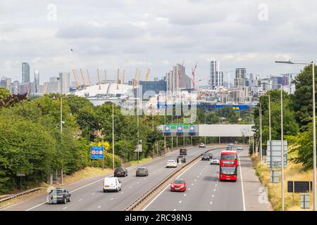LONDON, Vereinigtes Königreich - 13. JULI 2023: Verkehr auf der Straße A2 in Südost-London mit Anschluss an den Black-Wall-Tunnel. Ein Teil der O2-Kuppel ist zu sehen. Stockfoto