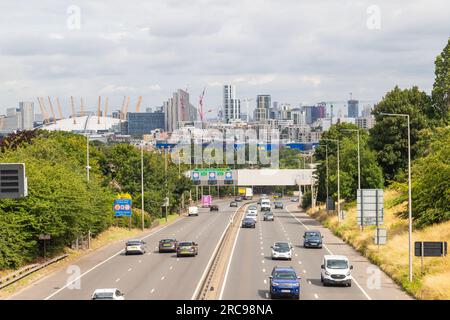 LONDON, Vereinigtes Königreich - 13. JULI 2023: Verkehr auf der Straße A2 in Südost-London mit Anschluss an den Black-Wall-Tunnel. Ein Teil der O2-Kuppel ist zu sehen. Stockfoto