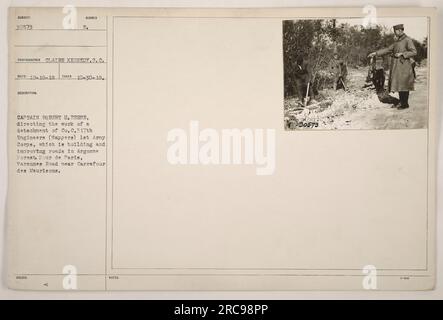 Hauptmann Robert H. Reese von Co C, 317. Engineers (Sappers) 1. Army Corps, leitet ein Team, das Straßen im Argonne Forest baut und modernisiert. Dieses Bild zeigt ihre Arbeit auf der Varennes Road bei Carrefour des Meurisons. Das Foto wurde von Claire Kennedy am 30. Oktober 1918 aufgenommen. Stockfoto