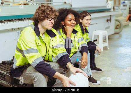 Gruppe von Menschen Arbeiter multiethnische Sitzen Relax Rest Brems Together Freund in modernem Factory Vintage Farbton Stockfoto