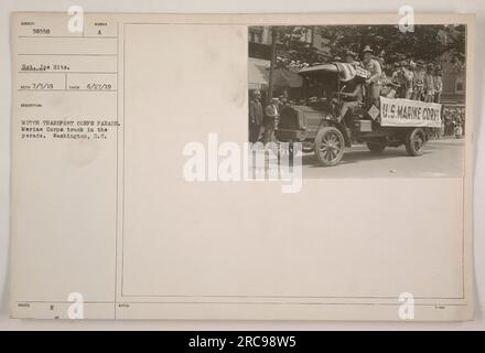 Marinekorps-Truck, der während des Ersten Weltkriegs an der Auto Transport Corps Parade in Washington, D.C. teilnimmt. Das Foto wurde am 27. Juni 1919 aufgenommen. Subjekt Nummer 58558. Das Bild zeigt den Lkw entlang einer Straße in der Stadt.“ Stockfoto