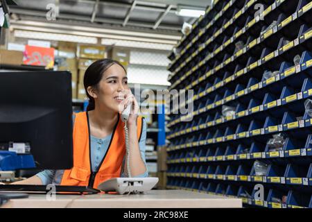 Lagerbestandsingenieur für Produkte, Verkaufsmitarbeiter in der Hardwarelebude, telefonischer Anruf beim Empfang der Bestellung vom Kunden oder beim technischen Support. Stockfoto